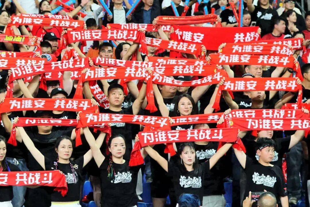 od体育下载-欧洲足球盛事持续发酵，球迷热情高涨